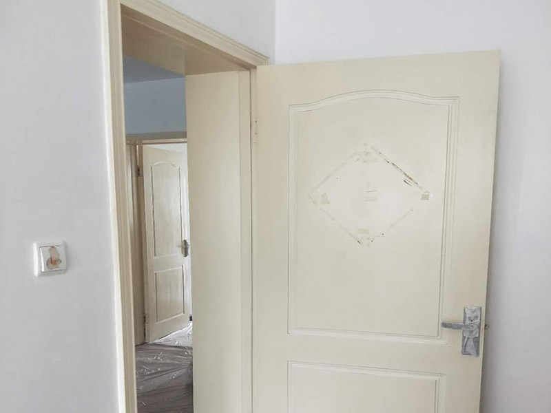 木門家具粉刷翻新:1、修補缺陷。在缺陷處(裂縫,凹坑等處)批原子灰或石膏油膩子,修補完成仔細打磨,缺陷多且嚴重的話要修補2-3遍;2、有油污的地方要么磨掉要么清洗干凈,是把手,人手摸臟的地方,打磨清理干凈后開始刷漆;3、防霉。為了避免木材長時間受潮而出現(xiàn)霉菌,可在未涂裝前,先薄涂防霉劑一層。4、把刷子在油漆桶里沾一下,一次不要沾太多的漆。刷漆的規(guī)則是從上到下,從左到右;注意轉(zhuǎn)角及隱藏處也要刷上漆; 5、第一遍干透后濕磨一遍,如無明顯瑕疵可進行第2遍刷漆;