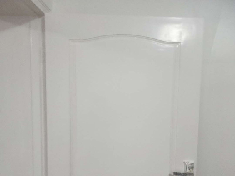 木門家具粉刷翻新:1、修補缺陷。在缺陷處(裂縫,凹坑等處)批原子灰或石膏油膩子,修補完成仔細打磨,缺陷多且嚴重的話要修補2-3遍;2、有油污的地方要么磨掉要么清洗干凈,是把手,人手摸臟的地方,打磨清理干凈后開始刷漆;3、防霉。為了避免木材長時間受潮而出現(xiàn)霉菌,可在未涂裝前,先薄涂防霉劑一層。4、把刷子在油漆桶里沾一下,一次不要沾太多的漆。刷漆的規(guī)則是從上到下,從左到右;注意轉(zhuǎn)角及隱藏處也要刷上漆; 5、第一遍干透后濕磨一遍,如無明顯瑕疵可進行第2遍刷漆;