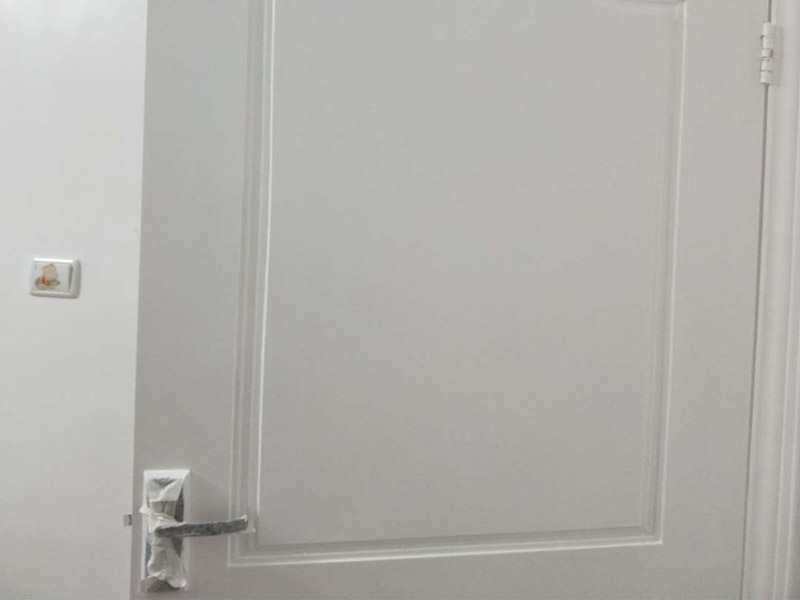 木門家具粉刷翻新:1、修補缺陷。在缺陷處(裂縫,凹坑等處)批原子灰或石膏油膩子,修補完成仔細打磨,缺陷多且嚴重的話要修補2-3遍;2、有油污的地方要么磨掉要么清洗干凈,是把手,人手摸臟的地方,打磨清理干凈后開始刷漆;3、防霉。為了避免木材長時間受潮而出現(xiàn)霉菌,可在未涂裝前,先薄涂防霉劑一層。4、把刷子在油漆桶里沾一下,一次不要沾太多的漆。刷漆的規(guī)則是從上到下,從左到右;注意轉(zhuǎn)角及隱藏處也要刷上漆; 5、第一遍干透后濕磨一遍,如無明顯瑕疵可進行第2遍刷漆;