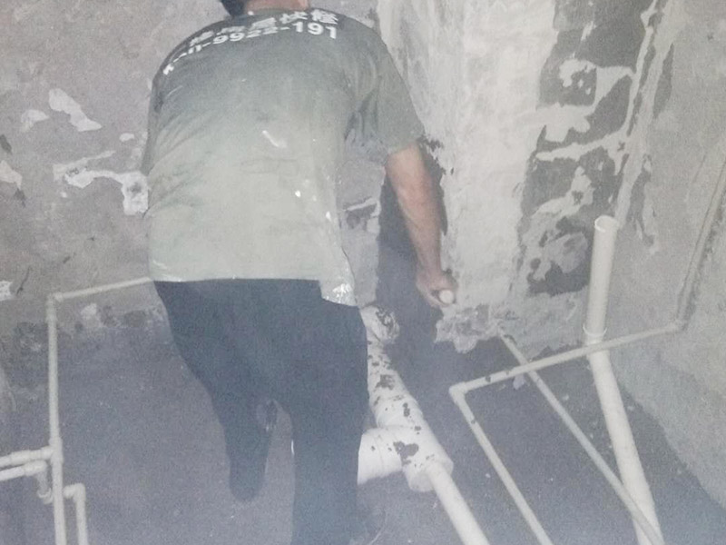 衛(wèi)生間管道打壓安裝：其使用方法是把冷熱水管用軟管連接在一起這個冷熱水形成一個圈，成一根管了，試壓器接在任何一個出水口都可以這時的壓力指針是0個壓。當(dāng)所有水管通路全部焊接好后才可以試壓，在測壓前要封堵所有的堵頭，關(guān)閉進(jìn)水總管的閥門。測壓時，搖動千斤頂?shù)膲簵U直到壓力表的指針指向0.9-1.0左右，也就是說現(xiàn)在的壓力是正常水壓的3倍保持這個壓力值一定時間。不同的水管測壓時間不一樣，PPR、鋁塑PPR、鋼塑PPR等焊接管是30分鐘（只能超出不能少）。鋁塑管就是銅接頭的那種，它的時間是4個小時（半個工作日）。鍍鋅管是4個小時也是半個工作日。