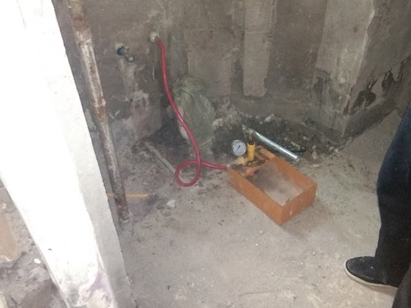 衛(wèi)生間管道打壓安裝：其使用方法是把冷熱水管用軟管連接在一起這個冷熱水形成一個圈，成一根管了，試壓器接在任何一個出水口都可以這時的壓力指針是0個壓。當(dāng)所有水管通路全部焊接好后才可以試壓，在測壓前要封堵所有的堵頭，關(guān)閉進(jìn)水總管的閥門。測壓時，搖動千斤頂?shù)膲簵U直到壓力表的指針指向0.9-1.0左右，也就是說現(xiàn)在的壓力是正常水壓的3倍保持這個壓力值一定時間。不同的水管測壓時間不一樣，PPR、鋁塑PPR、鋼塑PPR等焊接管是30分鐘（只能超出不能少）。鋁塑管就是銅接頭的那種，它的時間是4個小時（半個工作日）。鍍鋅管是4個小時也是半個工作日。