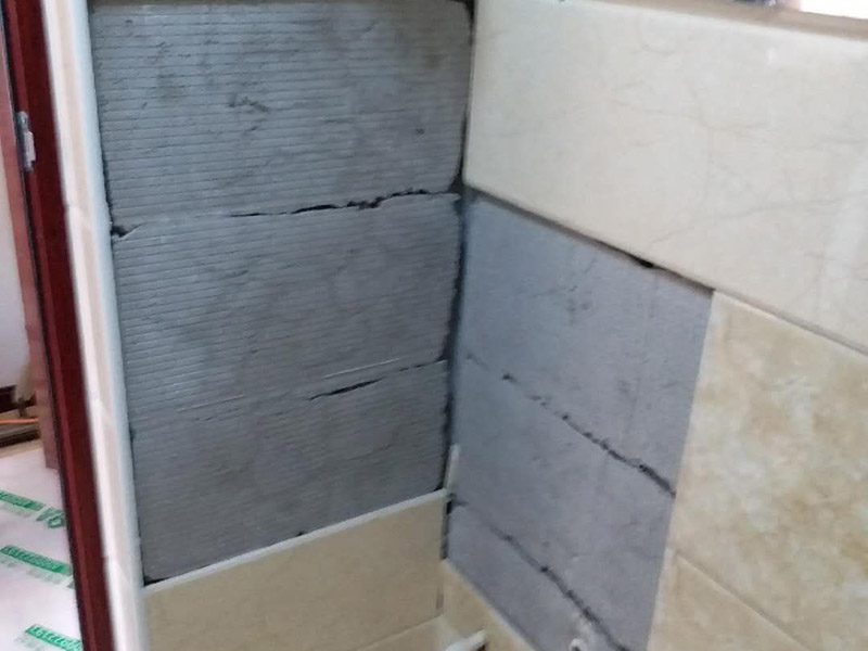 墻面瓷磚脫落修補：首先將脫落的磚四周用裁紙刀的刀背咔嚓一遍，將勾縫劑或水泥等附著物清理掉，漏出瓷磚的原邊。同時需要清理的，還有墻上與脫落瓷磚相連的瓷磚邊緣。當(dāng)然，用刀刃也可以，但比較毀刀片。然后用稍微潮濕的抹布擦干凈瓷磚背面的浮灰，最好用鋼絲球來刷一遍瓷磚背面再擦，目的是去掉可能存在的脫模劑。接著就是清理墻面的水泥砂漿層，將松動的碎塊去掉，然后也整體用抹布擦一遍。將玻璃膠用裁紙刀切掉密封出口，如果有槍嘴就擰上槍嘴，沒有也可以直接用。如果墻上的水泥砂漿四周有縫隙，可在縫隙內(nèi)也擠些玻璃膠，這樣可以連接那些沒掉的瓷磚，防止附近的瓷磚將來也脫落。然后將這背面抹膠的瓷磚貼回原處，磚與磚之間插上牙簽來留縫隙。再用手指抹玻璃膠到磚與磚之間的縫隙里。