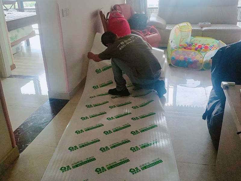 衛(wèi)生間管道裝修:水路安裝一般有三種，走頂、走地、走墻這三種方式，一般情況下地上是走的管道路，安裝時最簡單的，但是用料是最多的，然而墻壁上的管道路，安裝時比較困難的，而用料是最少的。當(dāng)然了開槽最難的還是頂上面安裝管道的，用料最多，漏水很容易發(fā)現(xiàn)，因此，選擇水管走頂部的方法比較合適。 冷熱水管的管壁的厚度是不一樣的，所以在安裝的時候一定要記得，冷水管不能當(dāng)作熱水管來用，這樣會減少壽命，而且還會對日后生活造成困惑，分辨冷熱水管的簡便方法是熱水管上有一條紅線標(biāo)記，對于冷熱水管接頭距離的要求，只有淋浴混合氣的要求是14-15公分，其余的距離只要好安裝操作就可以。