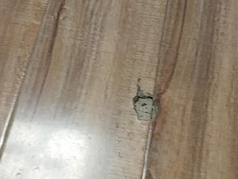 地板修復(fù)維修:一種是漆面修復(fù);一種是局部破壞，重裝修復(fù);另外一種是整體重裝修復(fù)。這些修復(fù)方式各有利弊，選擇時(shí)要區(qū)別對待，除了重新鋪裝，但比較耗時(shí)、耗力以外，任何一種修復(fù)方式都不能使地板或地磚恢復(fù)如初。 可以用有新榫頭小片地板在接口上來回滑動(dòng)，找出殘留膠跡并清除，以保證修復(fù)后的地板美觀，同樣需要注意的是不要損壞周圍的榫槽;接下來處理新地板，鋸掉新地板槽口一邊的下半部分并清理干凈整個(gè)榫槽，注意預(yù)留一些空間，因外涂抹膠水后會(huì)占用一定的空間;最后將新地板安裝到需要替換的位置，將原四周地板榫頭涂滿膠水，并在新地板榫槽處也施上膠水，然后放在起下廢板塊的空隙處，先將長邊榫舌與短邊榫舌的一角嵌入原四周地板的槽口邊，再用手按下槽口一邊，并墊木塊以專用工具輕輕砸入，注意安裝前先比一下長度是否一致，如果新板長了，可以修短一點(diǎn)，短了就只有拆裝整條地板了。