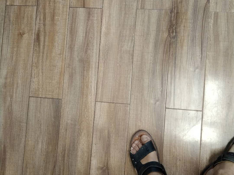 地板修復(fù)維修:一種是漆面修復(fù);一種是局部破壞，重裝修復(fù);另外一種是整體重裝修復(fù)。這些修復(fù)方式各有利弊，選擇時(shí)要區(qū)別對待，除了重新鋪裝，但比較耗時(shí)、耗力以外，任何一種修復(fù)方式都不能使地板或地磚恢復(fù)如初。 可以用有新榫頭小片地板在接口上來回滑動(dòng)，找出殘留膠跡并清除，以保證修復(fù)后的地板美觀，同樣需要注意的是不要損壞周圍的榫槽;接下來處理新地板，鋸掉新地板槽口一邊的下半部分并清理干凈整個(gè)榫槽，注意預(yù)留一些空間，因外涂抹膠水后會(huì)占用一定的空間;最后將新地板安裝到需要替換的位置，將原四周地板榫頭涂滿膠水，并在新地板榫槽處也施上膠水，然后放在起下廢板塊的空隙處，先將長邊榫舌與短邊榫舌的一角嵌入原四周地板的槽口邊，再用手按下槽口一邊，并墊木塊以專用工具輕輕砸入，注意安裝前先比一下長度是否一致，如果新板長了，可以修短一點(diǎn)，短了就只有拆裝整條地板了。