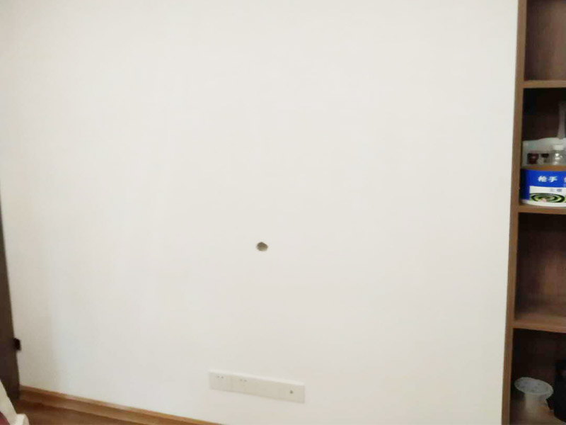 電視背景墻裝修：首先需要量背景墻的尺寸，然后記錄下來，可以去網(wǎng)上或者實體店購買墻布。要注意尺寸要留有余地，才能進(jìn)行處理。要對貼墻布的墻面先進(jìn)行處理，墻面如果是剛做好的水泥漆，干了就可以操作。如果是普通的墻面，需要先做基膜。把購買來的墻布展開，然后站到梯椅上，把墻布對角貼上去。要注意張貼的平整，不能一邊高一邊低。用手按壓住墻布，然后用刮片把墻布刮平。刮角落的時候，要注意用力刮平，不要有褶皺或者翹角。墻布刮好后，要用鋒利的刀片，進(jìn)行修邊處理，電線孔也要用刀片割開。修邊好后，也要用刮片再刮一遍。裁剪邊框的墻紙，按照同樣步驟張貼。張貼好后，用布擦一下，防止膠水沾住。查看張貼效果，關(guān)上窗戶。