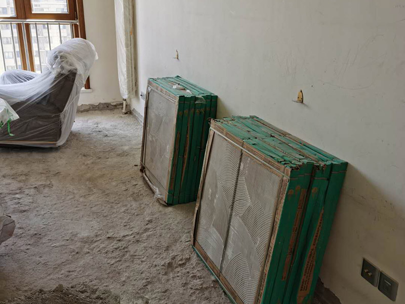 客廳瓷磚鋪貼:鋪貼前，先將所鋪平面表面的塵土、雜物等徹底清掃干凈，平面不能有空鼓、開裂和起砂等現(xiàn)象，如果存在這些現(xiàn)象，要先進行修復(fù)處理，在鋪設(shè)瓷磚。鋪設(shè)地磚施工前，要先在地面彈出十字線，從而控制地磚分隔尺寸。然后要選用1:3干硬性水泥砂漿，砂漿的厚度要在25mm左右。把瓷磚按照要求放在水泥砂漿上，用橡皮錘輕輕敲擊瓷磚的表面，直至瓷磚鋪貼平整。鋪貼完瓷磚后，要進行勾縫處理，先清理干凈瓷磚縫隙里的雜質(zhì)，再用專用填縫劑進行勾縫處理。