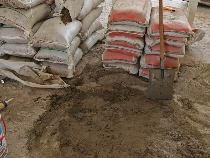 客廳瓷磚鋪貼:鋪貼前，先將所鋪平面表面的塵土、雜物等徹底清掃干凈，平面不能有空鼓、開裂和起砂等現(xiàn)象，如果存在這些現(xiàn)象，要先進行修復(fù)處理，在鋪設(shè)瓷磚。鋪設(shè)地磚施工前，要先在地面彈出十字線，從而控制地磚分隔尺寸。然后要選用1:3干硬性水泥砂漿，砂漿的厚度要在25mm左右。把瓷磚按照要求放在水泥砂漿上，用橡皮錘輕輕敲擊瓷磚的表面，直至瓷磚鋪貼平整。鋪貼完瓷磚后，要進行勾縫處理，先清理干凈瓷磚縫隙里的雜質(zhì)，再用專用填縫劑進行勾縫處理。