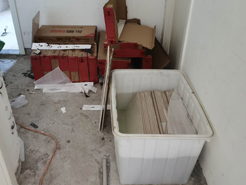 客廳瓷磚鋪貼:鋪貼前，先將所鋪平面表面的塵土、雜物等徹底清掃干凈，平面不能有空鼓、開裂和起砂等現(xiàn)象，如果存在這些現(xiàn)象，要先進行修復(fù)處理，在鋪設(shè)瓷磚。鋪設(shè)地磚施工前，要先在地面彈出十字線，從而控制地磚分隔尺寸。然后要選用1:3干硬性水泥砂漿，砂漿的厚度要在25mm左右。把瓷磚按照要求放在水泥砂漿上，用橡皮錘輕輕敲擊瓷磚的表面，直至瓷磚鋪貼平整。鋪貼完瓷磚后，要進行勾縫處理，先清理干凈瓷磚縫隙里的雜質(zhì)，再用專用填縫劑進行勾縫處理。