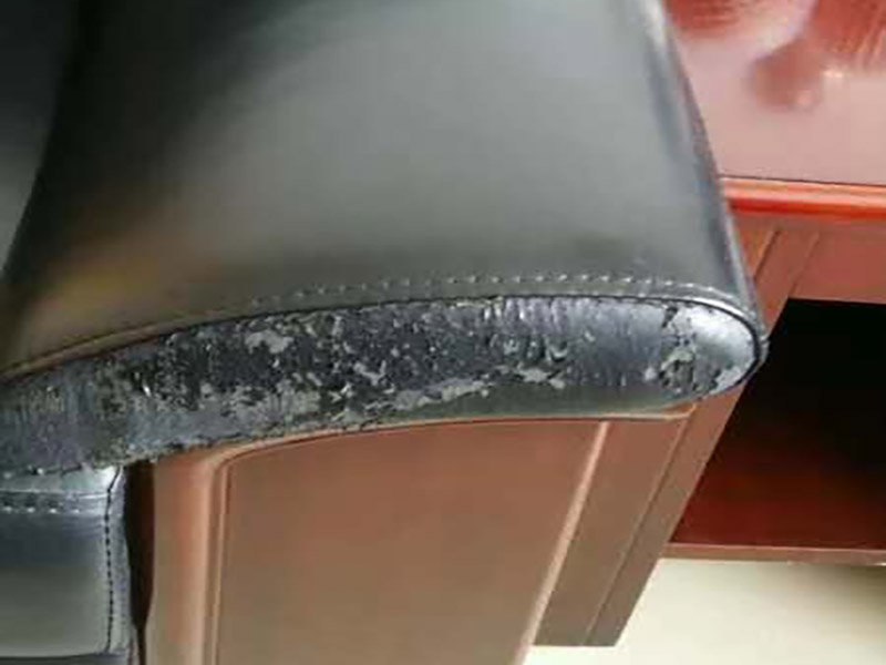 沙發(fā)修補磨損掉皮：首先先把它清算干凈，找出一塊與原沙發(fā)相似的無紡布，然后用膠水貼在底部。再用修補膏進行填充，一般來講是需要兩、三次才能填平，而且每一次填平一次都需要干燥半小時擺布，填平后需要做紋路。 破損沒有掉皮，先將沙發(fā)清洗干凈，可以用皮革清洗劑，找出一塊與原沙發(fā)相似的無紡布，然后用膠水貼在底部。與完整破損不一樣，它只需填平一次就夠，而且不需要做紋路。