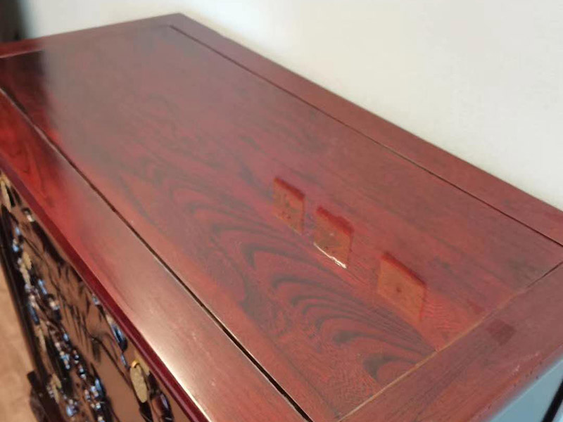 沙發(fā)修補磨損掉皮：首先先把它清算干凈，找出一塊與原沙發(fā)相似的無紡布，然后用膠水貼在底部。再用修補膏進行填充，一般來講是需要兩、三次才能填平，而且每一次填平一次都需要干燥半小時擺布，填平后需要做紋路。 破損沒有掉皮，先將沙發(fā)清洗干凈，可以用皮革清洗劑，找出一塊與原沙發(fā)相似的無紡布，然后用膠水貼在底部。與完整破損不一樣，它只需填平一次就夠，而且不需要做紋路。