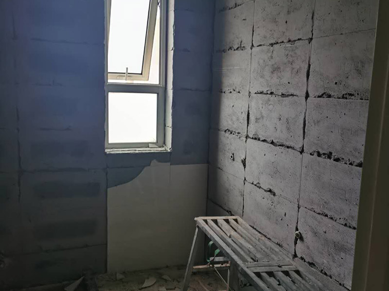 衛(wèi)生間拆除重裝：拆卸衛(wèi)生間用具，如洗手盆、鏡面、掛鉤、熱水器等，最后拆下天花板。根據(jù)施工隊伍的施工習慣，可以在磚塊敲擊所有墻壁之前均勻地移除衛(wèi)生間固定裝置，或者可以將磚塊穿插在磚塊中。 并非所有的衛(wèi)生器具都需要立即拆卸，并且在敲擊磚塊后留下馬桶的拆卸。為了避免在敲擊磚時掉落的瓷磚，排水管損壞，或者掉入排水管中導致結(jié)垢。但是，如果您需要保留馬桶，可以在施工前使用木板或堅固的材料，并將其放在馬桶上以防止瓷磚掉落。 拆除衛(wèi)生間用具后，應(yīng)將外露的電線芯用絕緣膠帶捆扎，以免造成安全隱患，導致施工人員受到電擊傷害，或電池芯可能被水短路。