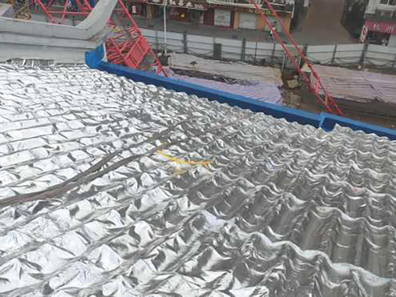 屋面防水處理：首先，用水泥砂漿找平，同時(shí)做好防水層和保護(hù)層，然后，檢查基層處理并進(jìn)行清理，要求不能有任何雜質(zhì)，且屋面必須保持干燥，否則會(huì)直接影響防水效果，最后，根據(jù)當(dāng)天的施工量配置相應(yīng)的瀝青，并參照從高到低、從遠(yuǎn)到近的順序，開(kāi)始鋪貼屋面防水卷材。