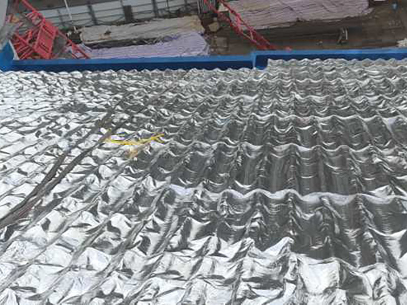 屋面防水處理：首先，用水泥砂漿找平，同時(shí)做好防水層和保護(hù)層，然后，檢查基層處理并進(jìn)行清理，要求不能有任何雜質(zhì)，且屋面必須保持干燥，否則會(huì)直接影響防水效果，最后，根據(jù)當(dāng)天的施工量配置相應(yīng)的瀝青，并參照從高到低、從遠(yuǎn)到近的順序，開(kāi)始鋪貼屋面防水卷材。