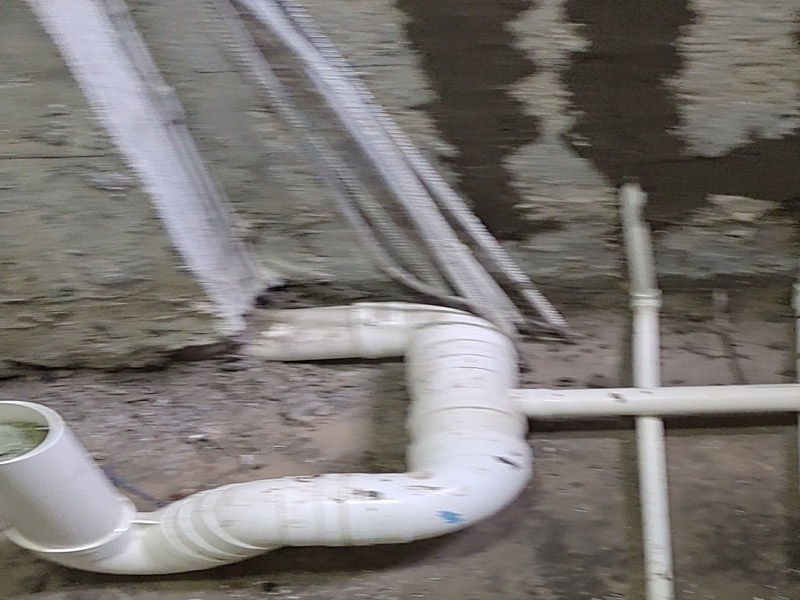 管道開槽安裝墻面找平：開槽必須十分規(guī)整，管路開槽按要求必須是平行線與垂直線，槽的深度需要控制在4厘米，線槽開好后施工負(fù)責(zé)人記好開槽管路尺寸、位置，方便以后潔具安裝時(shí)知道管路的位置。
開槽不能亂開，不是所有墻都能開槽，有些業(yè)主入住不到一年，房屋墻體就出現(xiàn)了裂縫，就是因?yàn)楹鷣y開槽，所以一定要按照?qǐng)D紙先彈線。