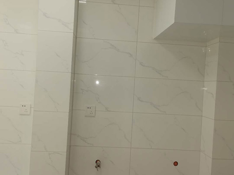 廚房櫥柜安裝維修：吊柜顧名思義是吊起來的柜子，一般是通過固定件，將吊柜固定到墻面上。吊柜安裝必須確保安全，保證柜體在后期使用中不會(huì)掉下來。下面來看看是怎么將吊柜固定到墻面上的。吊柜板塊在連接過程中，還需適時(shí)安裝上吊碼。吊碼是實(shí)現(xiàn)吊柜與墻面連接的最重要的五金件。將吊柜的吊碼扣到前面提到的吊片上，然后用工具緊固螺絲釘，這樣吊柜就簡單的與墻面連接固定住了。 地柜安裝相較于吊柜來說，應(yīng)該相對容易和省力一點(diǎn)。因?yàn)榈毓癫恍柙趬γ驺@孔固定，而只需組裝好之后，將之?dāng)[放到合適的位置。安裝前，需要將相應(yīng)部位清掃干凈，以免后期安裝放置好之后，留下清潔死角。如果櫥柜柜體不直接接觸地面，而是通過地腳連接地面。那么在地柜柜體組裝好之后，翻轉(zhuǎn)過來，底板上已經(jīng)預(yù)先打了安裝孔，將地腳配件套上去，然后用螺絲釘固定住，最后將地腳桿擰緊。