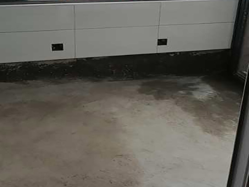 廚房地面防水找平：一般的地面都是不平整的，所以做防水前要先將廚房基面修復(fù)好，特別是陰陽(yáng)角區(qū)域要多注意一些，凹凸不平要找平好?？梢杂苗P子把凸起水泥渣子和雜物鏟掉，凹進(jìn)去的地方要進(jìn)行修補(bǔ)、抹平，有裂縫或滲水也需要堵漏修復(fù)等。地面修復(fù)好后，還要確?；鏇](méi)有任何的灰塵、顆粒和垃圾等等，所以在施工前可以先用水去做清潔，只要濕潤(rùn)表面即可，不能出現(xiàn)明水。 先做地面的防水，所以先將地面防水涂料調(diào)配好。按一定的比例把防水涂料倒進(jìn)塑料桶里，先倒入涂料乳液，然后再倒入粉料，用攪拌器將兩者攪拌均勻，呈無(wú)顆粒狀態(tài)后靜置三分鐘，消除小氣泡后即可使用。就可以開(kāi)始涂刷防水漿料了，先要對(duì)一些特殊的區(qū)域進(jìn)行小范圍重點(diǎn)刷涂，特別是地漏、管道周?chē)?、墻面轉(zhuǎn)角處。其然后他地區(qū)可以大面積涂刷第一遍，毛刷浸濕后粘取涂料，往一個(gè)方向刷，其涂膜厚度在1mm以?xún)?nèi)，這樣容易干燥，也不易鼓泡、開(kāi)裂。干燥后就可以用十字交錯(cuò)方向涂刷第二遍了，避免漏刷，第二天就可以進(jìn)行閉水試驗(yàn)。