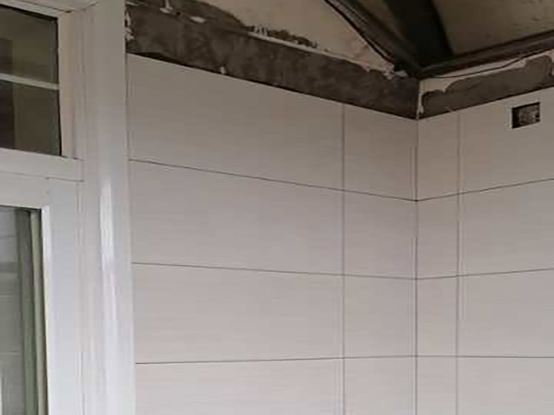 廚房地面防水找平：一般的地面都是不平整的，所以做防水前要先將廚房基面修復(fù)好，特別是陰陽(yáng)角區(qū)域要多注意一些，凹凸不平要找平好?？梢杂苗P子把凸起水泥渣子和雜物鏟掉，凹進(jìn)去的地方要進(jìn)行修補(bǔ)、抹平，有裂縫或滲水也需要堵漏修復(fù)等。地面修復(fù)好后，還要確?；鏇](méi)有任何的灰塵、顆粒和垃圾等等，所以在施工前可以先用水去做清潔，只要濕潤(rùn)表面即可，不能出現(xiàn)明水。 先做地面的防水，所以先將地面防水涂料調(diào)配好。按一定的比例把防水涂料倒進(jìn)塑料桶里，先倒入涂料乳液，然后再倒入粉料，用攪拌器將兩者攪拌均勻，呈無(wú)顆粒狀態(tài)后靜置三分鐘，消除小氣泡后即可使用。就可以開(kāi)始涂刷防水漿料了，先要對(duì)一些特殊的區(qū)域進(jìn)行小范圍重點(diǎn)刷涂，特別是地漏、管道周?chē)?、墻面轉(zhuǎn)角處。其然后他地區(qū)可以大面積涂刷第一遍，毛刷浸濕后粘取涂料，往一個(gè)方向刷，其涂膜厚度在1mm以?xún)?nèi)，這樣容易干燥，也不易鼓泡、開(kāi)裂。干燥后就可以用十字交錯(cuò)方向涂刷第二遍了，避免漏刷，第二天就可以進(jìn)行閉水試驗(yàn)。