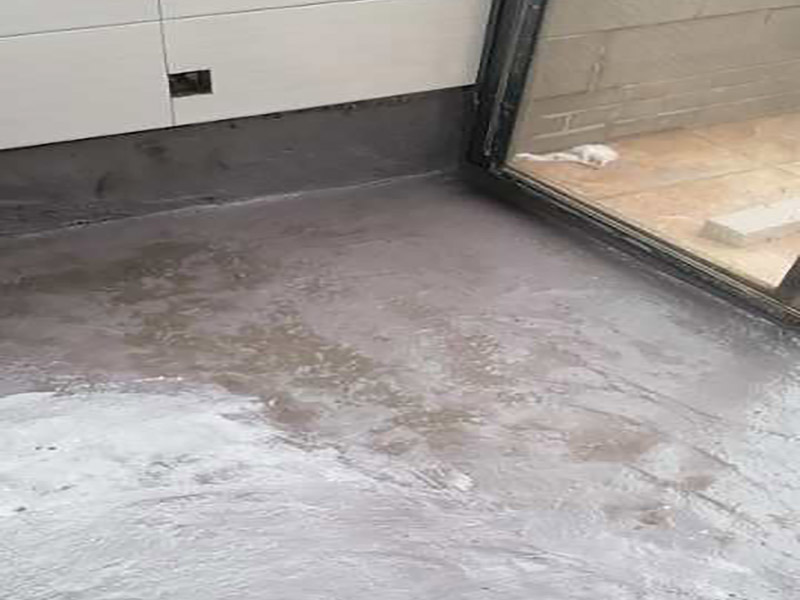 廚房地面防水找平：一般的地面都是不平整的，所以做防水前要先將廚房基面修復(fù)好，特別是陰陽(yáng)角區(qū)域要多注意一些，凹凸不平要找平好?？梢杂苗P子把凸起水泥渣子和雜物鏟掉，凹進(jìn)去的地方要進(jìn)行修補(bǔ)、抹平，有裂縫或滲水也需要堵漏修復(fù)等。地面修復(fù)好后，還要確?；鏇](méi)有任何的灰塵、顆粒和垃圾等等，所以在施工前可以先用水去做清潔，只要濕潤(rùn)表面即可，不能出現(xiàn)明水。 先做地面的防水，所以先將地面防水涂料調(diào)配好。按一定的比例把防水涂料倒進(jìn)塑料桶里，先倒入涂料乳液，然后再倒入粉料，用攪拌器將兩者攪拌均勻，呈無(wú)顆粒狀態(tài)后靜置三分鐘，消除小氣泡后即可使用。就可以開(kāi)始涂刷防水漿料了，先要對(duì)一些特殊的區(qū)域進(jìn)行小范圍重點(diǎn)刷涂，特別是地漏、管道周?chē)γ孓D(zhuǎn)角處。其然后他地區(qū)可以大面積涂刷第一遍，毛刷浸濕后粘取涂料，往一個(gè)方向刷，其涂膜厚度在1mm以?xún)?nèi)，這樣容易干燥，也不易鼓泡、開(kāi)裂。干燥后就可以用十字交錯(cuò)方向涂刷第二遍了，避免漏刷，第二天就可以進(jìn)行閉水試驗(yàn)。