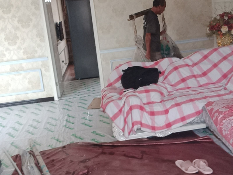 廚房地面防水找平：一般的地面都是不平整的，所以做防水前要先將廚房基面修復(fù)好，特別是陰陽(yáng)角區(qū)域要多注意一些，凹凸不平要找平好?？梢杂苗P子把凸起水泥渣子和雜物鏟掉，凹進(jìn)去的地方要進(jìn)行修補(bǔ)、抹平，有裂縫或滲水也需要堵漏修復(fù)等。地面修復(fù)好后，還要確保基面沒(méi)有任何的灰塵、顆粒和垃圾等等，所以在施工前可以先用水去做清潔，只要濕潤(rùn)表面即可，不能出現(xiàn)明水。 先做地面的防水，所以先將地面防水涂料調(diào)配好。按一定的比例把防水涂料倒進(jìn)塑料桶里，先倒入涂料乳液，然后再倒入粉料，用攪拌器將兩者攪拌均勻，呈無(wú)顆粒狀態(tài)后靜置三分鐘，消除小氣泡后即可使用。就可以開(kāi)始涂刷防水漿料了，先要對(duì)一些特殊的區(qū)域進(jìn)行小范圍重點(diǎn)刷涂，特別是地漏、管道周?chē)?、墻面轉(zhuǎn)角處。其然后他地區(qū)可以大面積涂刷第一遍，毛刷浸濕后粘取涂料，往一個(gè)方向刷，其涂膜厚度在1mm以?xún)?nèi)，這樣容易干燥，也不易鼓泡、開(kāi)裂。干燥后就可以用十字交錯(cuò)方向涂刷第二遍了，避免漏刷，第二天就可以進(jìn)行閉水試驗(yàn)。