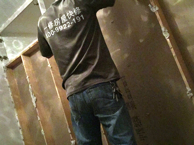 柜體拆除裝修：理拆除，別蠻干，最大限度的降低因彌補(bǔ)拆除所造成的投資增加問(wèn)題；地面剔鑿工具避免垂直敲擊樓板，會(huì)對(duì)樓板造成傷害。 做好成品保護(hù)，包括需要保留的隔墻、管道、電箱、水電氣表、外窗、地漏、下水管等；有必要對(duì)以上成品進(jìn)行包裹或綁扎；墻面鏟除要徹底，但不能拆壞主體墻；