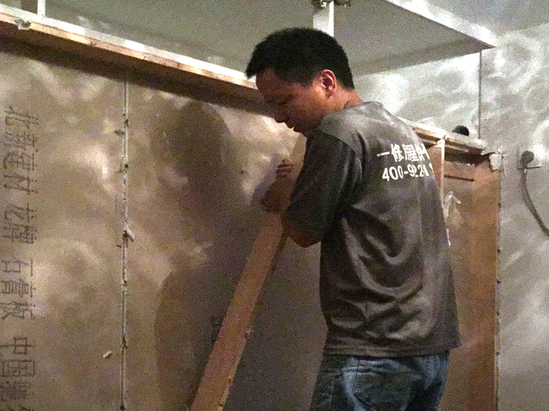 柜體拆除裝修：理拆除，別蠻干，最大限度的降低因彌補(bǔ)拆除所造成的投資增加問(wèn)題；地面剔鑿工具避免垂直敲擊樓板，會(huì)對(duì)樓板造成傷害。 做好成品保護(hù)，包括需要保留的隔墻、管道、電箱、水電氣表、外窗、地漏、下水管等；有必要對(duì)以上成品進(jìn)行包裹或綁扎；墻面鏟除要徹底，但不能拆壞主體墻；