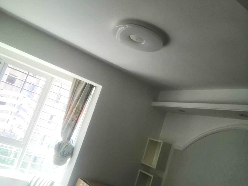 浴室柜及燈具安裝：安裝前，檢查零配件是否齊全。安裝三角閥，確保冷熱進(jìn)水管保持齊平。測(cè)量距離，安裝下水管。涂抹膠水要均勻，確保管與管間連接緊密。安裝柜角，看所有角是否在同一水平。裝好后可做適當(dāng)?shù)恼{(diào)整。將浴室柜靠墻放好?？催M(jìn)出水管位置是否得當(dāng)，不合適時(shí)需做一定改動(dòng)。安裝臺(tái)盆的龍頭。龍頭最好與浴室柜配套購(gòu)買，這樣出水角度較為適合。用螺母固定臺(tái)盆龍頭。固定時(shí)一只手要扶好龍頭，以免裝好后位置偏離。將裝好龍頭的臺(tái)盆放在浴室柜上，調(diào)整位置到最佳為止。連接臺(tái)盆的進(jìn)出水管及下水，長(zhǎng)度適當(dāng)，位置合理。裝好柜體的把手，并進(jìn)行適