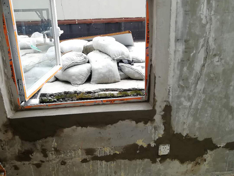 窗戶安裝墻面防水：在室內(nèi)的話，一般是不做防水處理的，因?yàn)?，如果外面漏水的話，在里面在防水的效果不?huì)太理想的。但從防潮的角度來看，室內(nèi)做防水處理還是有好處的，要打玻璃膠或在外面做防水，那么防水效果會(huì)更好。 1.清理窗框周邊，查找滲漏縫隙，分析滲漏原因。 2.對(duì)于墻體內(nèi)部存在空穴的部位，根據(jù)具體情況考慮化學(xué)灌漿或填充其它彈性防水材料。     3.清理縫隙表面，其表面不應(yīng)有油污，浮塵等隔離物。  4.在窗框周邊縫隙內(nèi)嵌填彈性密封材料。   5.試水檢驗(yàn)防水效果。