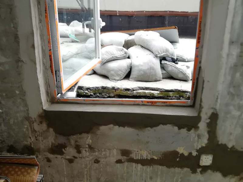 窗戶安裝墻面防水：在室內(nèi)的話，一般是不做防水處理的，因?yàn)?，如果外面漏水的話，在里面在防水的效果不?huì)太理想的。但從防潮的角度來看，室內(nèi)做防水處理還是有好處的，要打玻璃膠或在外面做防水，那么防水效果會(huì)更好。 1.清理窗框周邊，查找滲漏縫隙，分析滲漏原因。 2.對(duì)于墻體內(nèi)部存在空穴的部位，根據(jù)具體情況考慮化學(xué)灌漿或填充其它彈性防水材料。     3.清理縫隙表面，其表面不應(yīng)有油污，浮塵等隔離物。  4.在窗框周邊縫隙內(nèi)嵌填彈性密封材料。   5.試水檢驗(yàn)防水效果。