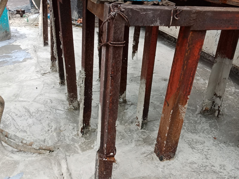 樓頂防水施工：樓頂防水施工之前，首先要確定樓頂是否能夠正常排水，如果可以才能進(jìn)行防水施工；若樓頂設(shè)有比較多的漏水點(diǎn)，可以先在樓頂鋪一層卷材防水材料，鋪完別忘了還要再鋪一層保護(hù)層;在樓頂出現(xiàn)裂縫的情況下，應(yīng)先用堵漏材料修補(bǔ)裂縫，然后在裂縫四周涂抹一層水泥基防水涂料，再用水泥砂漿做一個(gè)保護(hù)層。