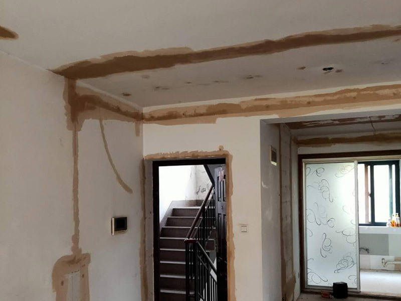 全屋墻面翻新方案：檢查舊房墻面基層問題，對癥下藥施工，如果墻面裝修5年甚至10年以上，墻面有開裂，滲水，起皮或者之前有貼過墻紙的舊房，就需要將原墻紙撕掉，將墻面鏟至毛坯層，做鏟墻施工，如近幾年裝修過的房子，則不需要做鏟墻施工，墻面基層無明顯破損，打磨膩?zhàn)踊蛘咧匦屡文佔(zhàn)樱鋈槟z漆施工即可！ 將房中小件物品搬移到柜子，儲物柜等不需要施工的位置，如樓梯間，衛(wèi)生間等，利用專業(yè)的遮蔽保護(hù)膜貼在地面，包裝家具，避免施工期間對家中的物品造成損害和污染。 墻面完全鏟除后，需用打磨機(jī)打磨墻面起到找平的作用，然后做防水界面劑施工，防水施工的目的是防止天氣潮濕或者樓頂漏水，陽臺滲水導(dǎo)致墻面乳膠漆掉皮，界面劑的作用是為了增強(qiáng)水泥基層的粘接力。