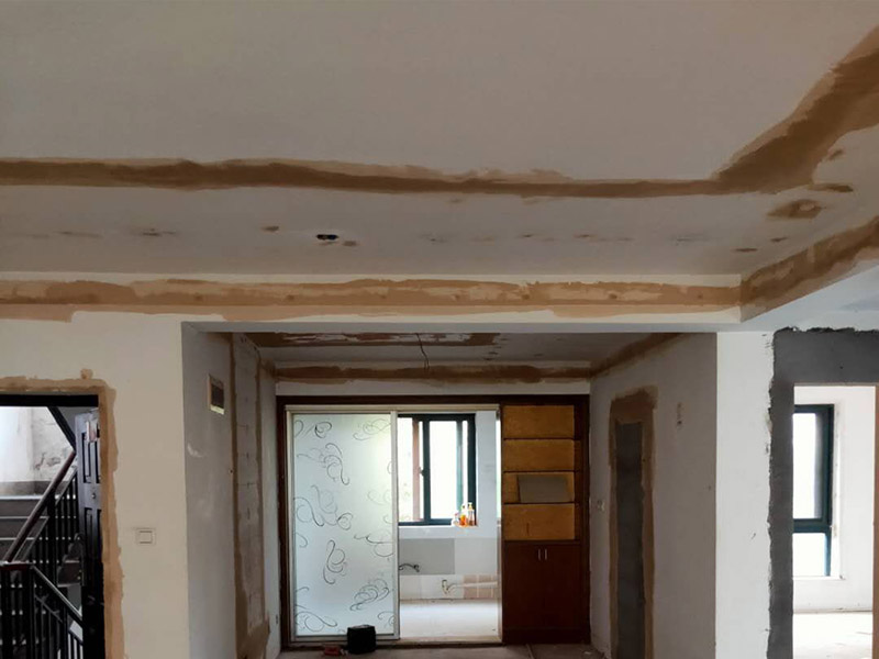 全屋墻面翻新方案：檢查舊房墻面基層問題，對癥下藥施工，如果墻面裝修5年甚至10年以上，墻面有開裂，滲水，起皮或者之前有貼過墻紙的舊房，就需要將原墻紙撕掉，將墻面鏟至毛坯層，做鏟墻施工，如近幾年裝修過的房子，則不需要做鏟墻施工，墻面基層無明顯破損，打磨膩?zhàn)踊蛘咧匦屡文佔(zhàn)?，做乳膠漆施工即可！ 將房中小件物品搬移到柜子，儲物柜等不需要施工的位置，如樓梯間，衛(wèi)生間等，利用專業(yè)的遮蔽保護(hù)膜貼在地面，包裝家具，避免施工期間對家中的物品造成損害和污染。 墻面完全鏟除后，需用打磨機(jī)打磨墻面起到找平的作用，然后做防水界面劑施工，防水施工的目的是防止天氣潮濕或者樓頂漏水，陽臺滲水導(dǎo)致墻面乳膠漆掉皮，界面劑的作用是為了增強(qiáng)水泥基層的粘接力。