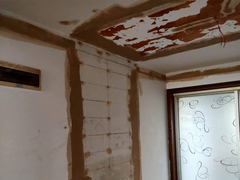 全屋墻面翻新方案：檢查舊房墻面基層問題，對癥下藥施工，如果墻面裝修5年甚至10年以上，墻面有開裂，滲水，起皮或者之前有貼過墻紙的舊房，就需要將原墻紙撕掉，將墻面鏟至毛坯層，做鏟墻施工，如近幾年裝修過的房子，則不需要做鏟墻施工，墻面基層無明顯破損，打磨膩?zhàn)踊蛘咧匦屡文佔(zhàn)?，做乳膠漆施工即可！ 將房中小件物品搬移到柜子，儲物柜等不需要施工的位置，如樓梯間，衛(wèi)生間等，利用專業(yè)的遮蔽保護(hù)膜貼在地面，包裝家具，避免施工期間對家中的物品造成損害和污染。 墻面完全鏟除后，需用打磨機(jī)打磨墻面起到找平的作用，然后做防水界面劑施工，防水施工的目的是防止天氣潮濕或者樓頂漏水，陽臺滲水導(dǎo)致墻面乳膠漆掉皮，界面劑的作用是為了增強(qiáng)水泥基層的粘接力。