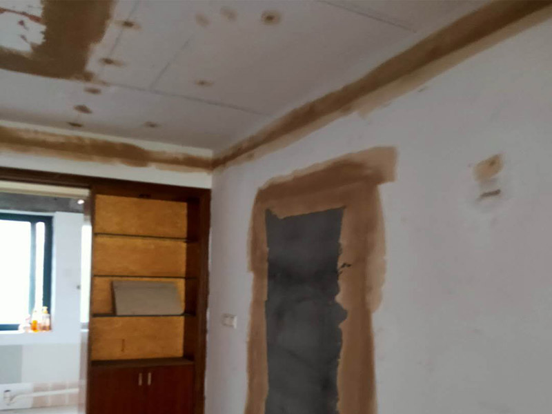 全屋墻面翻新方案：檢查舊房墻面基層問題，對癥下藥施工，如果墻面裝修5年甚至10年以上，墻面有開裂，滲水，起皮或者之前有貼過墻紙的舊房，就需要將原墻紙撕掉，將墻面鏟至毛坯層，做鏟墻施工，如近幾年裝修過的房子，則不需要做鏟墻施工，墻面基層無明顯破損，打磨膩?zhàn)踊蛘咧匦屡文佔(zhàn)樱鋈槟z漆施工即可！ 將房中小件物品搬移到柜子，儲物柜等不需要施工的位置，如樓梯間，衛(wèi)生間等，利用專業(yè)的遮蔽保護(hù)膜貼在地面，包裝家具，避免施工期間對家中的物品造成損害和污染。 墻面完全鏟除后，需用打磨機(jī)打磨墻面起到找平的作用，然后做防水界面劑施工，防水施工的目的是防止天氣潮濕或者樓頂漏水，陽臺滲水導(dǎo)致墻面乳膠漆掉皮，界面劑的作用是為了增強(qiáng)水泥基層的粘接力。