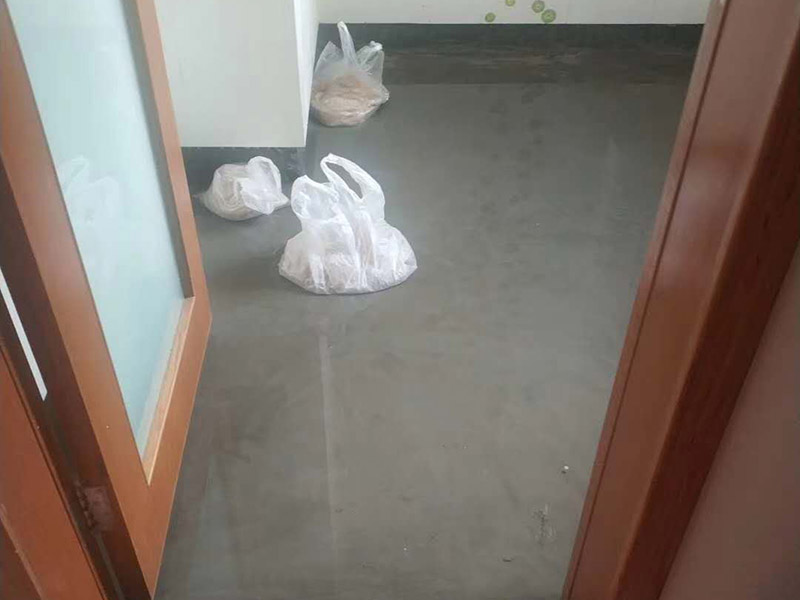 廁所地面閉水試驗(yàn)：防水施工完成，24小時(shí)后可做閉水試驗(yàn)；把地漏和管道口周邊進(jìn)行暫時(shí)封堵；在門(mén)口砌20CM高的擋墻；開(kāi)始蓄水，深度5-20厘米，做好水位標(biāo)記；蓄水時(shí)間48～72小時(shí)；第一天閉水后，看水位線是否有明顯下降，如果有，請(qǐng)及時(shí)檢查樓下屋頂和管道周邊是否有滲漏，如果沒(méi)有，繼續(xù)閉水；第三天閉水完畢，全面檢查樓下天花板和屋頂管道周邊。完全合格后進(jìn)行下一道工序。