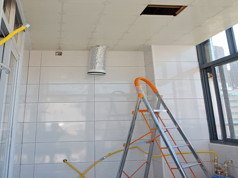 陽(yáng)臺(tái)改廚房裝修:陽(yáng)臺(tái)是家居環(huán)境中與外界相連最為密切的一個(gè)區(qū)域了，如果想要將其改造成廚房，那首先就要做好它的防水措施。要是防水不做好，樓下的鄰居就要來(lái)投訴了。 陽(yáng)臺(tái)改廚房的防水措施主要是窗戶和地面的防水，特別是窗戶，所以在安裝窗戶時(shí)一定要選擇質(zhì)量過(guò)關(guān)的窗戶材料;還要注意把握好窗戶與窗框的尺寸，在滿足窗戶開(kāi)關(guān)順暢的情況下，做好窗戶的密封性，這樣才能起到有效的防水作用。 陽(yáng)臺(tái)改廚房裝修更要注意水、電、氣走線改造，雖然將陽(yáng)臺(tái)打造成廚房，不僅高效利用了家居生活空間，也使得室內(nèi)的空間變得更為寬敞了;但是在陽(yáng)臺(tái)廚房的打造中水、電、氣的走線問(wèn)題是相當(dāng)重要的，要以方便使用為原則。 陽(yáng)臺(tái)的面積都是不大的，而廚房?jī)?nèi)的必要設(shè)施卻不少，想要將其容納于陽(yáng)臺(tái)中，那就需要更合理地布置室內(nèi)空了，做到高效利用。