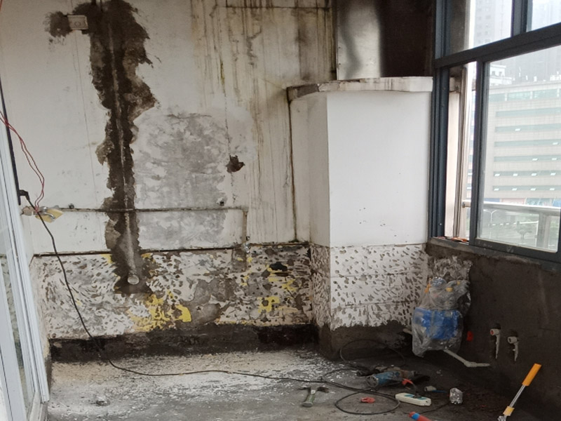 陽(yáng)臺(tái)改廚房裝修:陽(yáng)臺(tái)是家居環(huán)境中與外界相連最為密切的一個(gè)區(qū)域了，如果想要將其改造成廚房，那首先就要做好它的防水措施。要是防水不做好，樓下的鄰居就要來(lái)投訴了。 陽(yáng)臺(tái)改廚房的防水措施主要是窗戶和地面的防水，特別是窗戶，所以在安裝窗戶時(shí)一定要選擇質(zhì)量過(guò)關(guān)的窗戶材料;還要注意把握好窗戶與窗框的尺寸，在滿足窗戶開(kāi)關(guān)順暢的情況下，做好窗戶的密封性，這樣才能起到有效的防水作用。 陽(yáng)臺(tái)改廚房裝修更要注意水、電、氣走線改造，雖然將陽(yáng)臺(tái)打造成廚房，不僅高效利用了家居生活空間，也使得室內(nèi)的空間變得更為寬敞了;但是在陽(yáng)臺(tái)廚房的打造中水、電、氣的走線問(wèn)題是相當(dāng)重要的，要以方便使用為原則。 陽(yáng)臺(tái)的面積都是不大的，而廚房?jī)?nèi)的必要設(shè)施卻不少，想要將其容納于陽(yáng)臺(tái)中，那就需要更合理地布置室內(nèi)空了，做到高效利用。