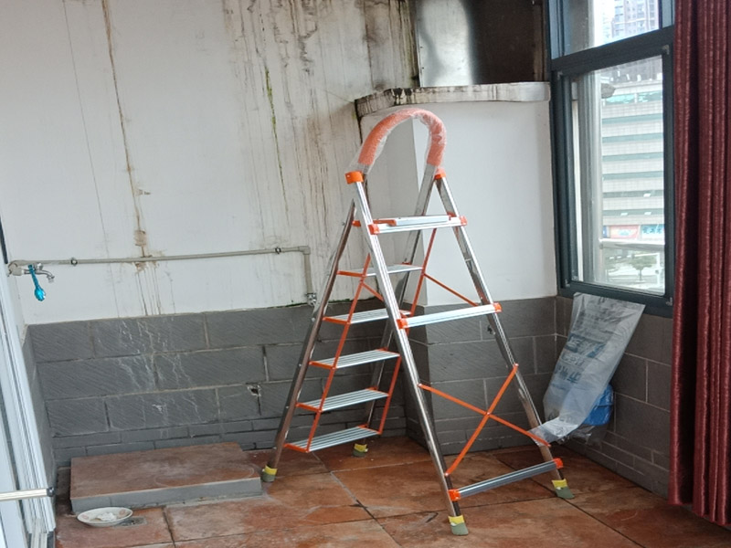 陽(yáng)臺(tái)改廚房裝修:陽(yáng)臺(tái)是家居環(huán)境中與外界相連最為密切的一個(gè)區(qū)域了，如果想要將其改造成廚房，那首先就要做好它的防水措施。要是防水不做好，樓下的鄰居就要來(lái)投訴了。 陽(yáng)臺(tái)改廚房的防水措施主要是窗戶和地面的防水，特別是窗戶，所以在安裝窗戶時(shí)一定要選擇質(zhì)量過(guò)關(guān)的窗戶材料;還要注意把握好窗戶與窗框的尺寸，在滿足窗戶開(kāi)關(guān)順暢的情況下，做好窗戶的密封性，這樣才能起到有效的防水作用。 陽(yáng)臺(tái)改廚房裝修更要注意水、電、氣走線改造，雖然將陽(yáng)臺(tái)打造成廚房，不僅高效利用了家居生活空間，也使得室內(nèi)的空間變得更為寬敞了;但是在陽(yáng)臺(tái)廚房的打造中水、電、氣的走線問(wèn)題是相當(dāng)重要的，要以方便使用為原則。 陽(yáng)臺(tái)的面積都是不大的，而廚房?jī)?nèi)的必要設(shè)施卻不少，想要將其容納于陽(yáng)臺(tái)中，那就需要更合理地布置室內(nèi)空了，做到高效利用。