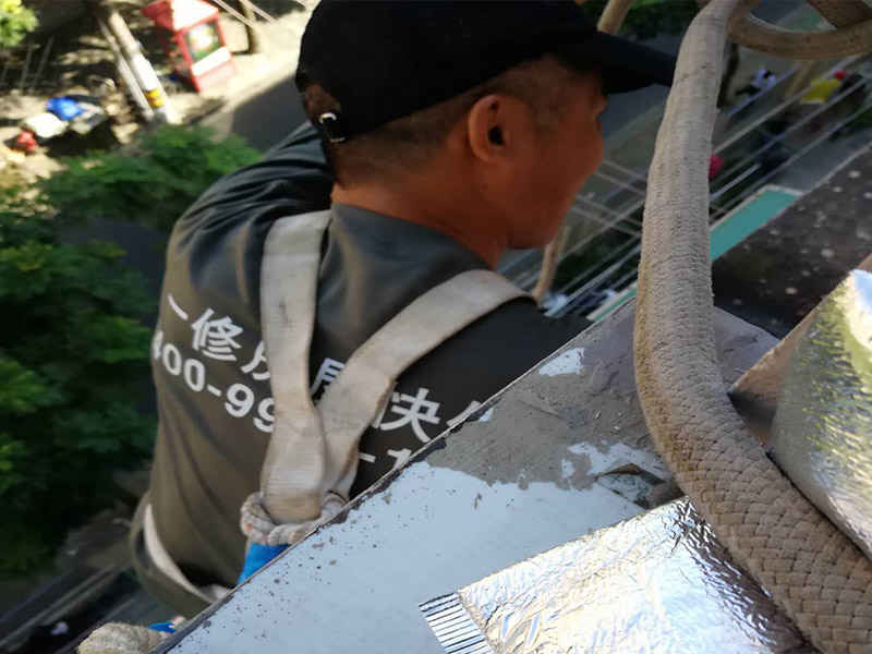 外墻下水管安裝：安裝準備&rarr;預(yù)制加工&rarr;干管安裝&rarr;立管安裝&rarr;支管安裝&rarr;卡件固定 &rarr;封口堵洞&rarr;閉水試驗&rarr;通水試驗 首先剔出吊卡孔洞或復(fù)查預(yù)埋件是否合適。清理場地，按需要支搭操作平臺。將預(yù)制好的支管按編號運至現(xiàn)場。清除各粘接部位的污物及水分。將支管水平初步吊起，涂抹粘接劑，用力推入預(yù)留管口。