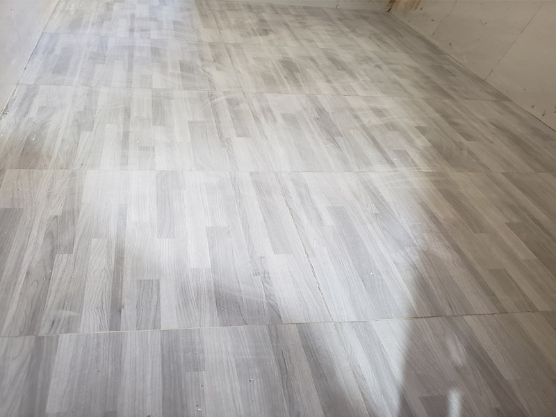 廚衛(wèi)地磚鋪貼：干鋪法是將沙子和水泥按照3：1的比例混合后兌少量的水，使水泥和沙子混合到可以用手攥成團(tuán)的黏稠度。將混合好的沙子水泥鋪在地面上，用一個(gè)平板把表面摸平。在瓷磚背面抹上黏稠度非常高的水泥，把瓷磚放到地面上，用橡皮錘敲實(shí)就完成了,主要用于地面瓷磚的鋪裝。