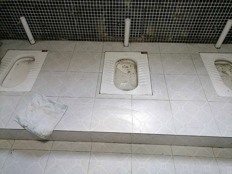 公共衛(wèi)生間貼磚施工：清理墻面上的各類(lèi)污物，打掃干凈現(xiàn)場(chǎng)，特別是腳落里。用泥刀先批墻，后用水泥漿找平。這個(gè)工序很重要，確保底子平，防止貼后空鼓。墻面要刷防水涂料，防止貼后浸水，一般高度不低于1.8米，刷的時(shí)候會(huì)稍高一些。瓷磚上墻將經(jīng)過(guò)預(yù)先清潔的瓷磚平整地鋪貼在粘結(jié)劑漿料基層上，使用橡膠錘將瓷磚拍實(shí)鋪平。施工過(guò)程中，可小幅度轉(zhuǎn)動(dòng)瓷磚，使?jié){料與瓷磚背面充分接觸。留縫大小調(diào)整根據(jù)瓷磚的尺寸，在磚與磚之間預(yù)留相應(yīng)尺寸的縫隙留待嵌縫?？捎醚篮灥认裙潭?，粘結(jié)劑具有一定的可調(diào)整性，可對(duì)留縫的大小進(jìn)行調(diào)整。