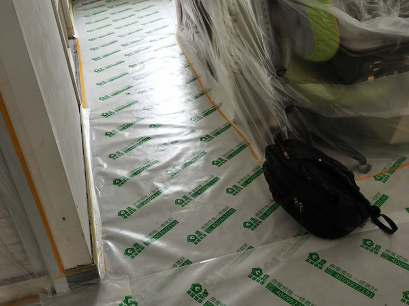 家具成品保護(hù)：各類(lèi)裝修物料的進(jìn)場(chǎng)、建筑裝修的清理都必須經(jīng)過(guò)入戶(hù)門(mén)。在對(duì)物品進(jìn)行搬運(yùn)時(shí)，難免會(huì)與入戶(hù)門(mén)發(fā)生磕碰及摩擦。因此，在進(jìn)行成品保護(hù)時(shí)，我們首先要做好入戶(hù)門(mén)的保護(hù)。 　　建議，在裝修開(kāi)工前知道家具家電進(jìn)場(chǎng)，都應(yīng)當(dāng)使用成品保護(hù)膜將入戶(hù)門(mén)進(jìn)行包裹。 進(jìn)行裝修施工時(shí)，磁環(huán)邊鋪邊勾縫，在崗鋪設(shè)的瓷磚、地板上堆放雜物、走動(dòng)踩踏，地板沒(méi)有使用成品保護(hù)膜覆蓋等都會(huì)影響瓷磚及地板的鋪貼效果，使瓷磚出現(xiàn)施工質(zhì)量問(wèn)題。