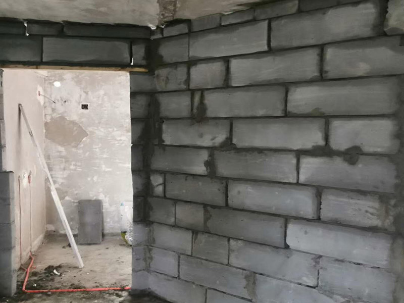 衛(wèi)生間砌墻磚隔斷：磚砌隔斷墻，是指用普通粘土磚，空心磚，加氣混凝土砌塊，玻璃磚等塊材砌筑而成的非承重墻，這也是 衛(wèi)生間隔墻中使用較多的，磚砌隔斷墻成本較低，很多朋友都能夠接受， 而且磚砌隔斷墻效果，看上去很有空間感，衛(wèi)生間隔斷墻使用這種材料也是不錯(cuò)的。