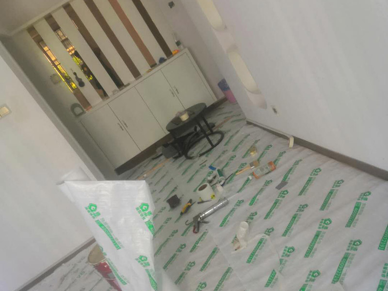 全屋成品保護方案：入戶門扇用公司統(tǒng)一的門貼進行全面包裹保護，用透明膠帶將保護膜粘貼牢固平整。用標(biāo)準(zhǔn)保護膜將門框三面保護完整并固定牢固。工程完工后拆除保護膜時如果有粘貼時的膠痕，應(yīng)用酒精或?qū)Ｓ玫那逦蹌┣宄z痕。 水電施工前，除必須用的開關(guān)和每個房間留一個施工用電插座，將其它開關(guān)面板、插座全部拆除后保管好。對已拆除的開關(guān)面板、插座線盒用藍色保護蓋進行保護。墻面批刮墻襯時，將藍色保護蓋拆除，批刮完后將保護蓋安裝好。墻面鋪貼瓷磚時，將藍色保護蓋拆除，待貼完瓷磚后將保護蓋安裝好。