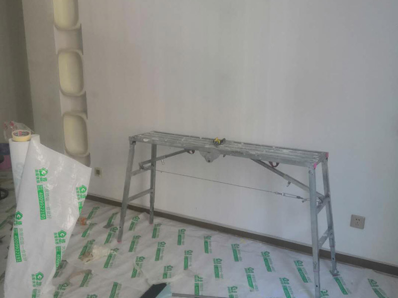 全屋成品保護方案：入戶門扇用公司統(tǒng)一的門貼進行全面包裹保護，用透明膠帶將保護膜粘貼牢固平整。用標(biāo)準(zhǔn)保護膜將門框三面保護完整并固定牢固。工程完工后拆除保護膜時如果有粘貼時的膠痕，應(yīng)用酒精或?qū)Ｓ玫那逦蹌┣宄z痕。 水電施工前，除必須用的開關(guān)和每個房間留一個施工用電插座，將其它開關(guān)面板、插座全部拆除后保管好。對已拆除的開關(guān)面板、插座線盒用藍色保護蓋進行保護。墻面批刮墻襯時，將藍色保護蓋拆除，批刮完后將保護蓋安裝好。墻面鋪貼瓷磚時，將藍色保護蓋拆除，待貼完瓷磚后將保護蓋安裝好。