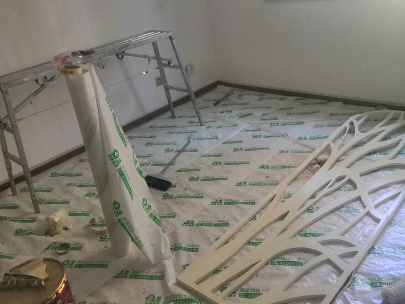 全屋成品保護方案：入戶門扇用公司統(tǒng)一的門貼進行全面包裹保護，用透明膠帶將保護膜粘貼牢固平整。用標(biāo)準(zhǔn)保護膜將門框三面保護完整并固定牢固。工程完工后拆除保護膜時如果有粘貼時的膠痕，應(yīng)用酒精或?qū)Ｓ玫那逦蹌┣宄z痕。 水電施工前，除必須用的開關(guān)和每個房間留一個施工用電插座，將其它開關(guān)面板、插座全部拆除后保管好。對已拆除的開關(guān)面板、插座線盒用藍色保護蓋進行保護。墻面批刮墻襯時，將藍色保護蓋拆除，批刮完后將保護蓋安裝好。墻面鋪貼瓷磚時，將藍色保護蓋拆除，待貼完瓷磚后將保護蓋安裝好。