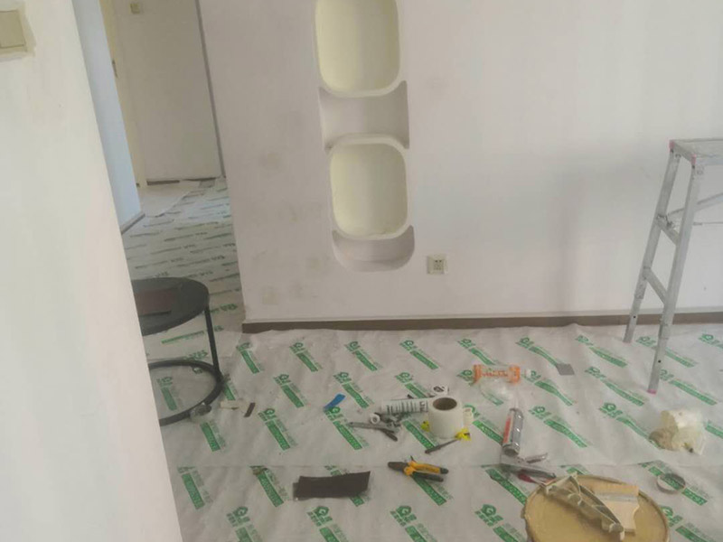 全屋成品保護方案：入戶門扇用公司統(tǒng)一的門貼進行全面包裹保護，用透明膠帶將保護膜粘貼牢固平整。用標(biāo)準(zhǔn)保護膜將門框三面保護完整并固定牢固。工程完工后拆除保護膜時如果有粘貼時的膠痕，應(yīng)用酒精或?qū)Ｓ玫那逦蹌┣宄z痕。 水電施工前，除必須用的開關(guān)和每個房間留一個施工用電插座，將其它開關(guān)面板、插座全部拆除后保管好。對已拆除的開關(guān)面板、插座線盒用藍色保護蓋進行保護。墻面批刮墻襯時，將藍色保護蓋拆除，批刮完后將保護蓋安裝好。墻面鋪貼瓷磚時，將藍色保護蓋拆除，待貼完瓷磚后將保護蓋安裝好。