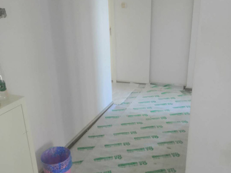 全屋成品保護方案：入戶門扇用公司統(tǒng)一的門貼進行全面包裹保護，用透明膠帶將保護膜粘貼牢固平整。用標(biāo)準(zhǔn)保護膜將門框三面保護完整并固定牢固。工程完工后拆除保護膜時如果有粘貼時的膠痕，應(yīng)用酒精或?qū)Ｓ玫那逦蹌┣宄z痕。 水電施工前，除必須用的開關(guān)和每個房間留一個施工用電插座，將其它開關(guān)面板、插座全部拆除后保管好。對已拆除的開關(guān)面板、插座線盒用藍色保護蓋進行保護。墻面批刮墻襯時，將藍色保護蓋拆除，批刮完后將保護蓋安裝好。墻面鋪貼瓷磚時，將藍色保護蓋拆除，待貼完瓷磚后將保護蓋安裝好。