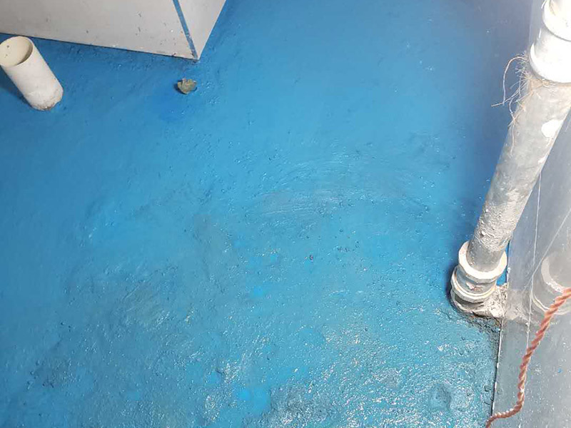 衛(wèi)生間地面防水:1、基層清理干凈，原墻地面表面要堅(jiān)實(shí)，不應(yīng)有起沙、掉灰或空鼓。 2、對(duì)上下水管根部清理并進(jìn)行堵漏處理。 3、用10-15㎜寬美紋紙根據(jù)墻面設(shè)計(jì)施工高度粘貼輪廓線。 4、第一遍乳液涂刷施工，順序從上至下，從里到外，不得漏刷。 5、干燥24小時(shí)后，涂刷第二遍乳液，使兩遍乳液形成完整的防水層。 6、干燥24小時(shí)后，做24小時(shí)閉水試驗(yàn)，放水高度不低于30㎜，24小時(shí)內(nèi)無滲漏為合格。 7、表面水泥灰漿拉毛后，可以直接貼磚施工。