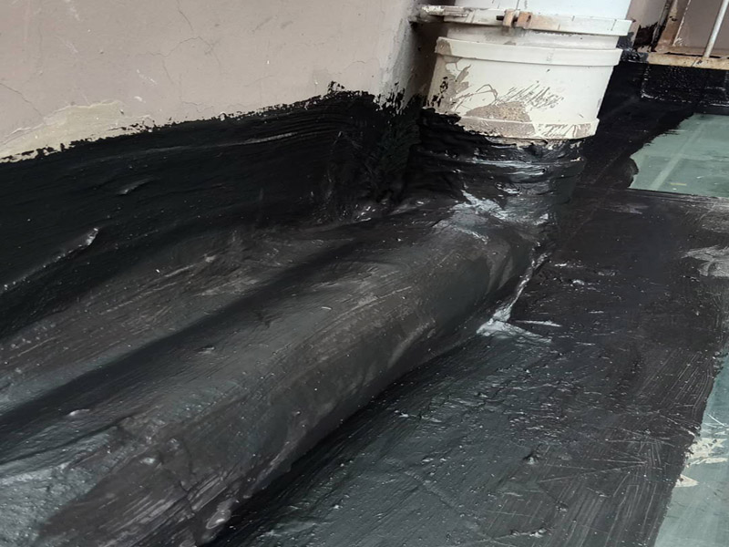 陽光房墻角防水：墻壁上的粉刷層在陽光的暴曬下，涂料逐漸脫落、松動(dòng)，之前打在墻面及玻璃連接處的膠縫就慢慢起皮、脫落，最后產(chǎn)生了裂縫造成漏水現(xiàn)象。陽光房用膠對防水起著非常重要的作用，陽光房框架頂部覆蓋物之間接縫處，立面門窗和框架相接處依靠的就是結(jié)構(gòu)膠、耐候膠和硅膠防水處理，質(zhì)量差的膠防水效果很差，禁不住陽光或雨水的浸泡和日曬，時(shí)間一長容易出現(xiàn)老化導(dǎo)致陽光房漏水。 陽光房框架完工后，如有與墻體連接的地方，一定要把原墻體上的涂料鏟除掉，膠與墻體才能牢固連接。最好在打膠后，在覆蓋物上方的墻體上開槽，裝上擋雨板，確保雙層防水不滲漏。